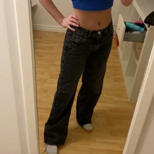Zara jeans - Säljer dessa zara jeans som är mid/low waist. Skit snygga men kommer inte längre till användning! Fint skick
