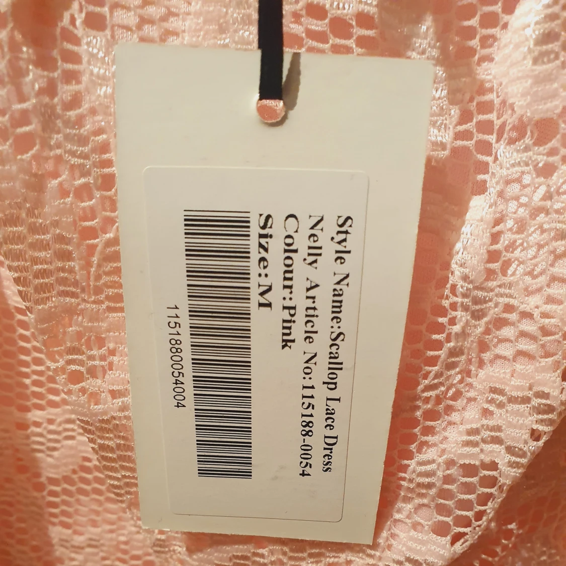 Ljusrosa klänning i spets 