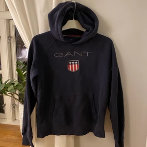 Marinblå gant hoodie  - Marinblå ganthoodie i bra skick, storlek xs/s