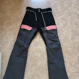Skidbyxor/snowboardbyxor  - Snowboardbyxor från Dope men som även fungerar som skidbyxor. Använt cirka 3 gånger så därav väldigt gott skick. Djur och rökfritt hem. 