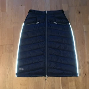 Uhip kjol - Superbra ridkjol i färgen mörkblå. Den har två framfickor och dragkedja där bak & fram🥰