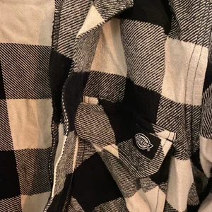 Dickies flanellskjorta  - Den legendariska Dickies flanellskjortan! Den är i använt skick men fortfarande felfri! Storleken är S men passar även M☺️