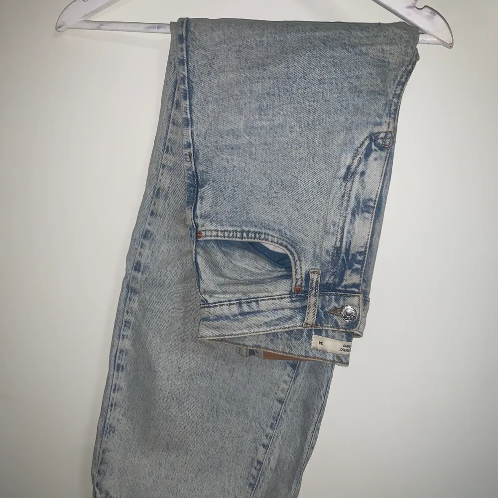 Momjeans från Gina tricot. Använda ett par gånger men i nyskick. Nypris 599. Jeans & Byxor.