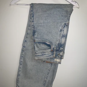 Momjeans - Momjeans från Gina tricot. Använda ett par gånger men i nyskick. Nypris 599