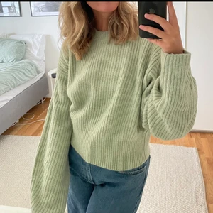 Grön stickad tröja från weekday🥰 - Grön stickad tröja från weekday. I storlek L, dock liten i storleken, jag brukar ha S i vanliga fall. I jättebra skick! Köparen står för frakt🌸🌷💗🥰