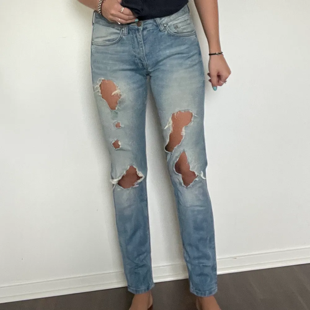 💙Håliga jeans i modellen boyfriend! Storlek 26/30. Passar mig som är 170cm och är i storlek 36. Frakten kan bli mer eller mindre beroende på vilket paket den får plats i!💙. Jeans & Byxor.