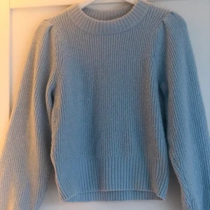 Stickad tröja från monki  - Skön stickad tröja i bra skick bara använd ett fåtal gånger. Den är pastel blå och i storlek xs