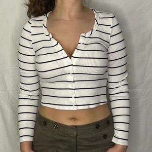 Randig topp - Kontakta oss via DM på vår Instagram @reloved_uf om du är intresserad!