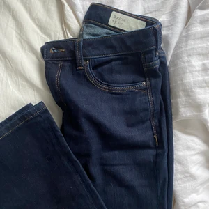 Blåa byxor  - Blåa byxor från esprit. Tror dom är slut över allt! Nya par kostar 600kr och säljer dessa för 400kr. Använt 1 gång. 