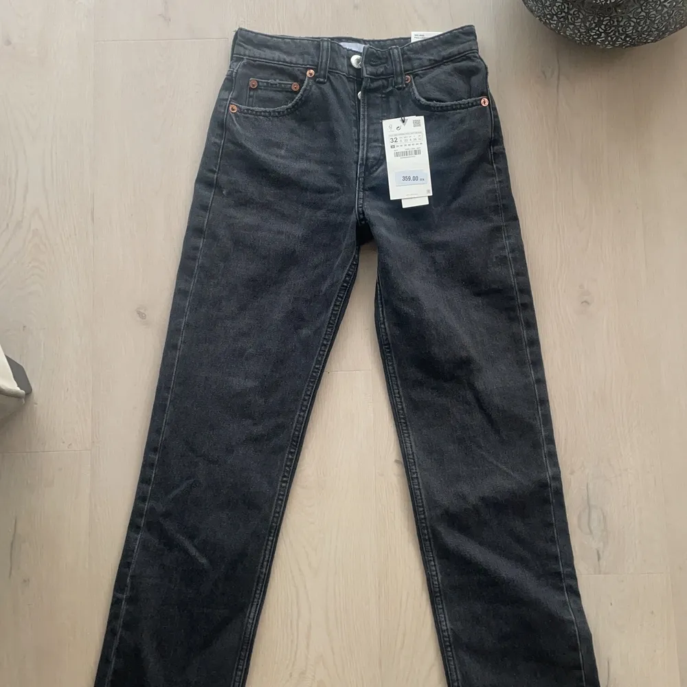 Säljer mina Zara jeans i storlek 32 pågrund av att dom är försmå. Lapper är kvar och har enbart bara testat dom. På sista bilden så ser ni passformen på byxorna.  Det likadana byxor fast i 34, skriv för intresse för att köpa✨🥰. Jeans & Byxor.