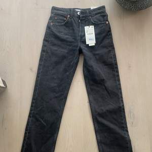 Säljer mina Zara jeans i storlek 32 pågrund av att dom är försmå. Lapper är kvar och har enbart bara testat dom. På sista bilden så ser ni passformen på byxorna.  Det likadana byxor fast i 34, skriv för intresse för att köpa✨🥰