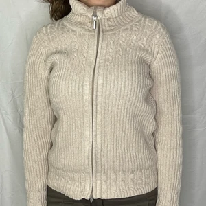 Beige zip-up - Kontakta oss via DM på vår Instagram @reloved_uf om du är intresserad!