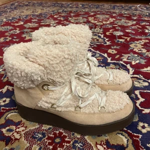 Hm skor - Beige fluffiga skor från HM! Liknar inuikii och moonboots skorna. Bra skick, använda fåtal gånger. Storlek 42, men passar även 41! Köpta förra året så finns ej kvar💕