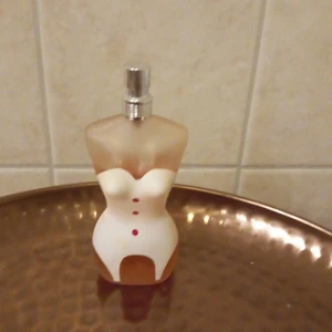 Parfym - Äkta parfym köpt på kicks. Jean Paul Gaultier. 100ml.har sprutat 2ggr. För stark doft. Köpt för 750:-