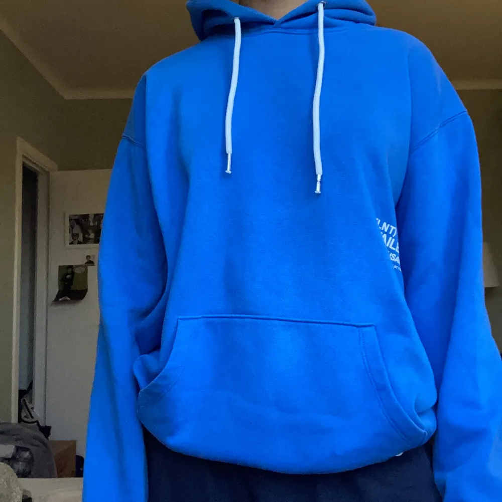 En skön blå hoodie som inte är så använd. Köpte den på carlings för några år sen men fick aldrig nån speciell användning av den. (Jag är en storlek S vanligtvis) . Hoodies.