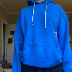 En skön blå hoodie som inte är så använd. Köpte den på carlings för några år sen men fick aldrig nån speciell användning av den. (Jag är en storlek S vanligtvis) 