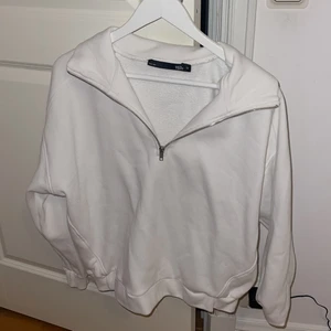 Half zip sweatshirt  - Säljer denna half zip sweatshirt från lager 157 i storlek M. Små nopprig på flera ställen som ni ser på bild 3. Där av priset 