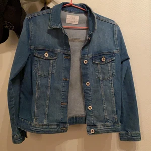 Jeans jacka  - En snygg jeans jacka. Typ helt ny är tyvärr för liten och hänger bara i garderoben.