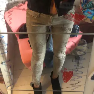 Jätte coola guldiga/beige/glittriga jeans i lite defust leo mönster. De är i stretchigt material så de passar allt mellan 36 till typ 42. Från märket Toxiks✨✨ kan mötas vid tekniska högskolan eller posta, då står köparen för frakten🥰