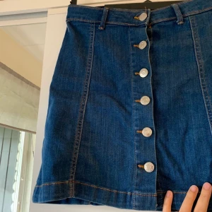 Jeanskjol - Jeanskjol från Gina Tricot. Jätte snygg på sommaren!! Köpare står för frakt. 