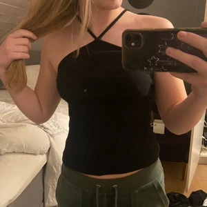 Svart linne - Ett jättepoppis svart linne ifrån bik bok. Har använt en gång då de inte var min stil💖💖