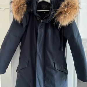 Cedrico jacka  - Blå cedrico jacka med äkta päls. Nyskick. Storlek XXS, passar en XS och en liten S. Nypris 7999 kr.