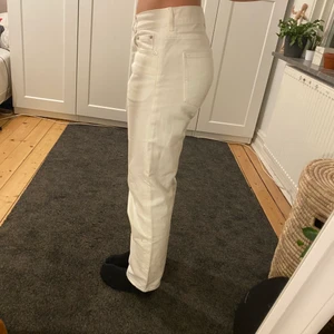 Lågmidjade jeans - Ett par svin snygga vita jeans som är lågmidjade. De är köpta från sellpy men finns inget tecken på användning och är i väldigt bra kvalité. Såhär sitter de på mig som är 162.❤️ Köparen står för frakt eller möts man upp i Lund❤️