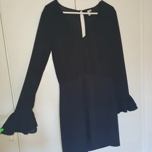 Klänning - Super fin och elegant klänning från Nelly, knappt använd 