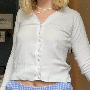Vit kofta - Haft ett tag men använder inte så mycket. Jag har vanligtvis storlek S på tröjor och denna sitter ganska tight ❤️