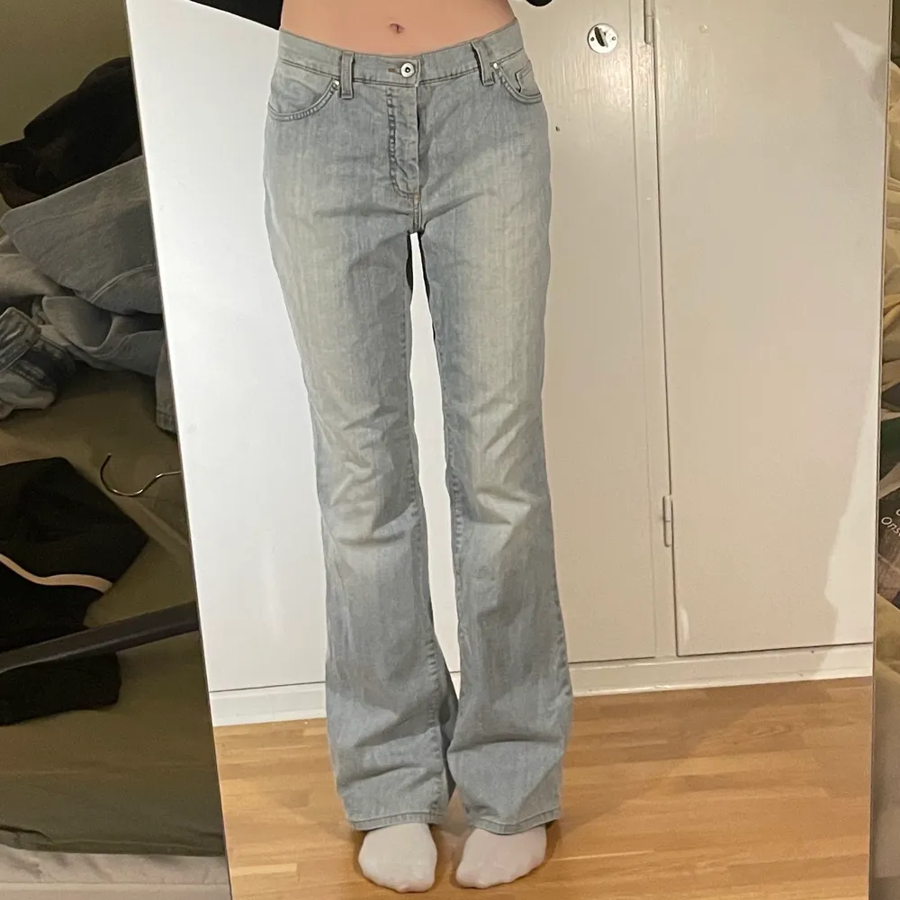 Superfina jeans köpta secondhand. Tyvärr för stora och därför säljs dom. Otroligt fina detaljer på högra bakfickan. Passformen är bootcut och lowrise. För referens är jag 170cm. Felfria!. Jeans & Byxor.