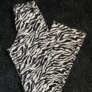 Byxor - Byxor med zebramönster, supercoola men kommer tyvärr inte till användning längre. De är köpta på motelrocks i storlek XS, jag har sytt in de lite i midjan men går lätt att sprätta. Köpta för 599kr
