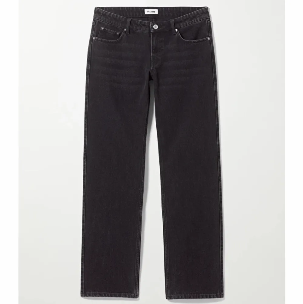 Lågmidjade jeans i modellen Arrow Low! Jättesnygga och använt fåtal gånger, säljer pga att dem är för stora på mig😊 Passar perfekt oversized storlek 34-38. Jeans & Byxor.