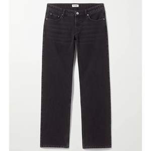 Lågmidjade jeans i modellen Arrow Low! Jättesnygga och använt fåtal gånger, säljer pga att dem är för stora på mig😊 Passar perfekt oversized storlek 34-38