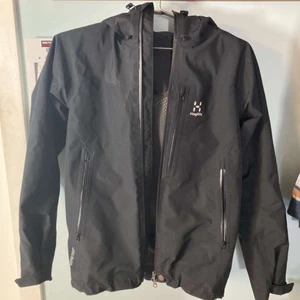 Haglöfs vindjacka  - Säljer nu min haglöfs vindjacka då den blivit för liten, strl S och superbra skick på den nypris 2500kr säljer för 1500kr vid snabb affär kan pris diskuteras 💗