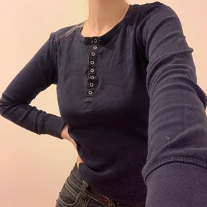 Blå långärmad tröja!! - Sååå fin långärmad tröja, köpt second hand. Knapparna går att knäppa upp. Inga hål eller defekter, använd typ 2 gg iprincip ny. Är barnstorlek 158/164 men den passar xs/S oxå!!! 