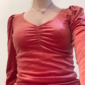 Röd sammetströja  - Röd sammetstopp från monki stlk xs. Sitter superfint!