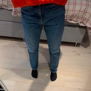 Raka mörkblå jeans från weekday i modellen Rowe. Dem är i fint skick och säljs pga att dem inte används längre.