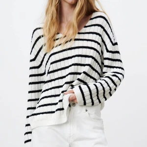 Randig tröja zara - Superfin tröja från zara i bra skick. Storlek S men passar även lite större då den är lite oversized.