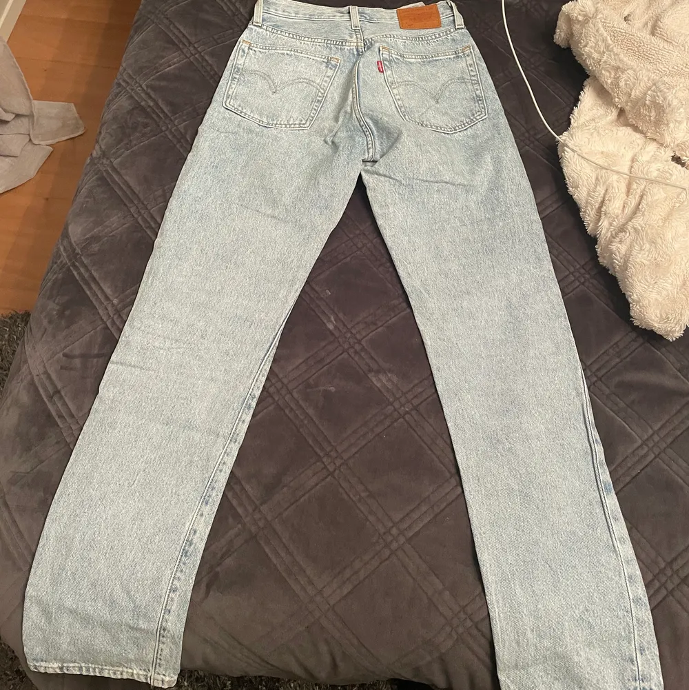 Säljer ett par ljusblåa Levis jeans som tyvärr har blivit för små för mig.                                                                 Storlek: W24 L30    Modell: 501 crop Jeans            Ordinariepris: 1149kr. Jeans & Byxor.
