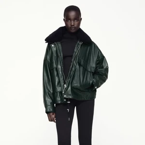 Zara jacka - Säljer min fina jacka från zara! Använd ett fåtal gånger och i bra skick💕💕 Den är i st L men passar som en M oxå🙌🏽 Säljer för 200kr samt frakt