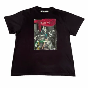 Off-white t-shirt - En oversized t-shirt från Off-white med Caravaggio tryck i storlek S, den sitter dock som en stor M. Den är i jättefint skick och har inga skador över huvud taget. Skriv privat för fler bilder på t-shirten och bilder på hur den sitter på kroppen. Jag kan mötas upp i Stockholm eller skicka den ifall köparen står för frakt.