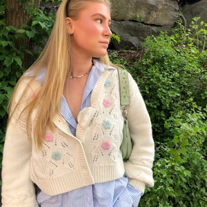 Stickad kofta med brodering 💓 - Såsåsååååå fin stickad kofta men som tyvärr är lite för varm för damen 😩😩😩😩😩😭😭😭❤️‍🔥knappt använd :(