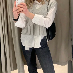 Stickad väst från zara - Superfin stickad väst från zara som ej används, använd cs 3 ggr❤️