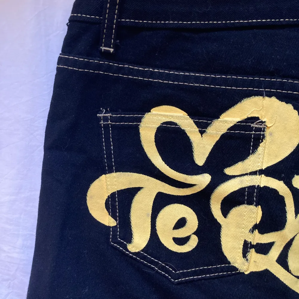 Svarta jeans med synliga sömmar och ”te quiero” skrivet på rumpan i gult 😍 finns inga lappar men skulle säga att dom är en M/ 38-40. Jeans & Byxor.