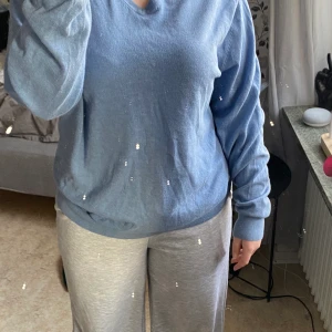 Blå v ringad tröja - Tunn tröja, kommer ej till användning. Köpt på dressman