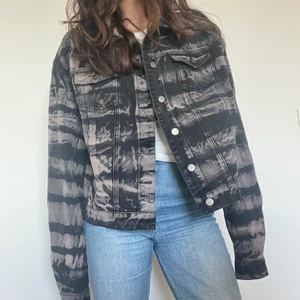 En cool jeansjacka  - ⚡️En cool jeansjacka som aldrig är använd. Lappen sitter till och med kvar. Står ingen storlek men är oversized på mig som är S. Frakten kan bli mer eller mindre beroende på vilken påse den får plats i!⚡️