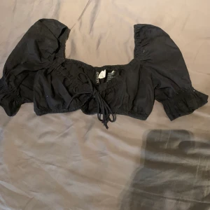 Svart topp  - Säljer denna fina topp då den tyvärr aldrig kommit till användning. St s. Säljer för 50. Köparen står för frakten.