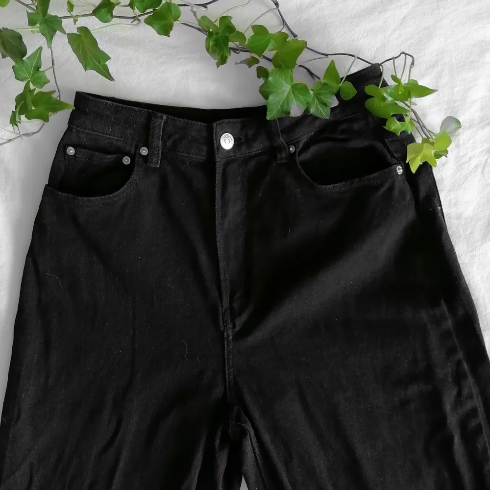 Medel- till högmidjade svarta jeans från H&M Divided. Mjukt bomullsmaterial i en tidlös design! . Jeans & Byxor.