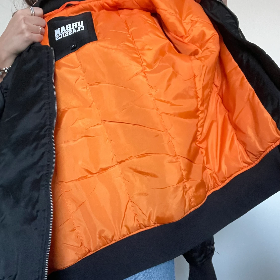 En svart bomberjacka - 91