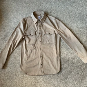 Overshirt Zara Herr - Beige overshirt från Zara, Herr. Storlek S. Relaxad fit, passar därför även M. Endast använd ett fåtal gånger, nyskick. 